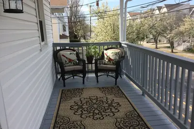 Image de Charme d'antan avec une transformation moderne, deux chambres pour les familles