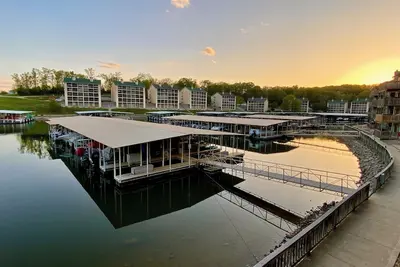 Image de Lakefront 2 Bed2 Bath / 2 piscines, bain Ă remous / Pas De Frais De Nettoyage / Wifi Gratuit