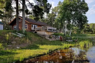 Image de Belle cabine rénovée sur Au Train RIver avec le lac Supérieur de l'autre côté de la route.