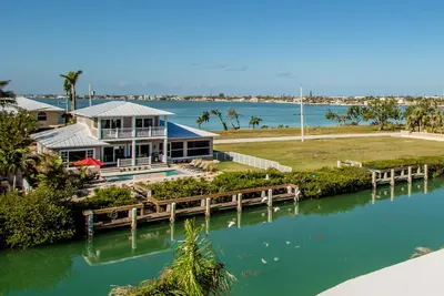 Image de Maison de luxe de nouvelle construction avec piscine! 2 Master En-Suites, plage privée de Inch
