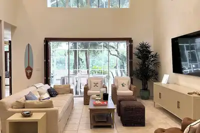 Image de Grande maison familiale avec piscine et terrain de golf et vue sur le lac
