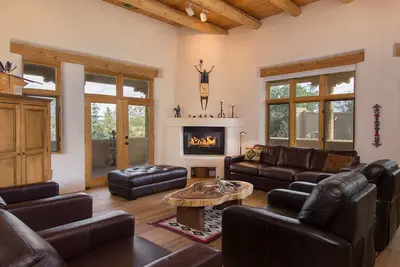 Image de Deux magnifiques maisons familiales Five Star dans le quartier historique près de tout!