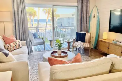 Image de Une vue parfaite sur l'océan, la piscine et la cour de ce condo côtier