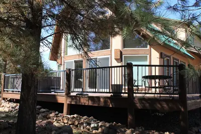 Image de Isolé, maison familiale magnifique pratique pour le ski, les magasins et le golf