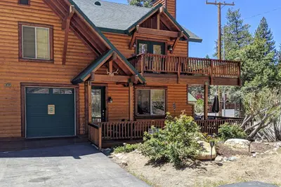 Image de Beautiful Mountain Log Style Home avec un excellent emplacement. Table de ping-pong et de ping-pong
