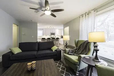 Image de Juste Remodeled haut en bas - maître lit / salle de bain à l'étage principal!