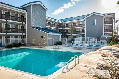 Image de Condo 140th St Beach avec 2 piscines et Wifi gratuit. . . 1. 5 pâtés de maisons du Sand / Surf
