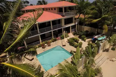 Image de Beachfront Home avec espace de vie en plein air et une jetée!