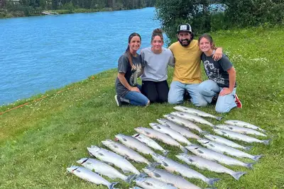 Image de Kenai River Waterfront - Plus de 350 pieds de pêche privée sur les rives.