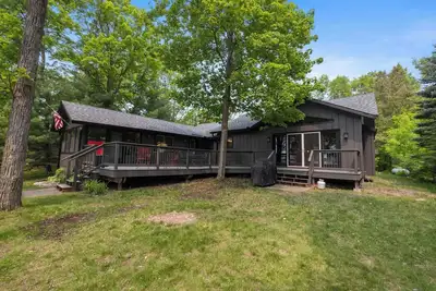 Image de «Up North» et une maison de vacances mise à jour sur le lac Mule qui ne décevra pas