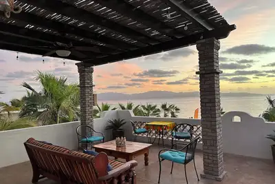 Image de Beachfront 1bd / 1ba-Juste au nord de la plage de Sandy Rasta-Patios expansifs privés - 175 $