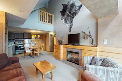 Image de Nouvelle Liste! Condo rustique avec piscine et bain à remous communs - emplacement pour skis aux pieds!