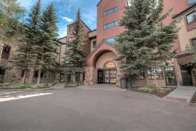 Image de Skis aux pieds, propre porte privé à la rue, Walk to Main St