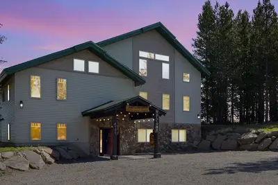 Image de Ce 10 chambres, 8 salle de bains Lodge Capacité d'accueil 40 est à quelques minutes du parc de Yellowstone