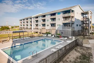 Image de Prestations de qualité supérieure, piscine de condo \/ complexe hôtelier de niveau supérieur semi-océan, promenade en bord de plage