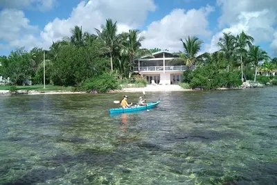 Image de Sugarloaf Key Open Water Home avec plage, quai, canal