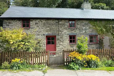 Image de Un ancien écurie confortable converti avec des murs en pierre et de vieilles poutres tout au long