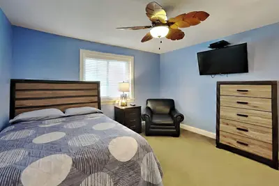 Image de Vous méritez le meilleur! Brand New 4 Br avec Lakefront Deck 12 personnes max C105