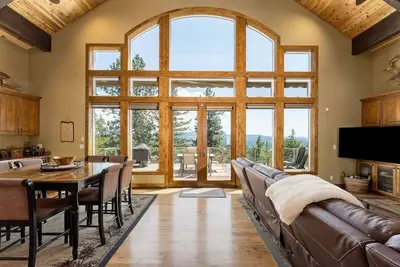Image de Skyview Perch | Maître artisanal avec vue panoramique sur le lac