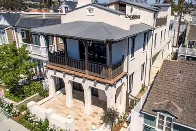 Image de Superbe maison neuve avec Ascenseur Ă tous les trois niveaux, avec spa Jacuzzi.