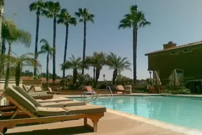 Image de Condo Laguna avec garage attenant, piscine / jacuzzis / salle de sport /