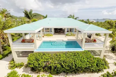 Image de Villa de luxe face à l'océan! Piscine à débordement, plage privée, vue sur le lever du soleil