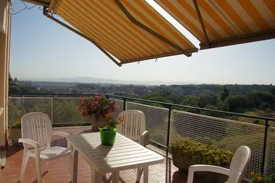 Image de Une oasis de verdure dans la ville avec une magnifique vue de S. Peter Dome