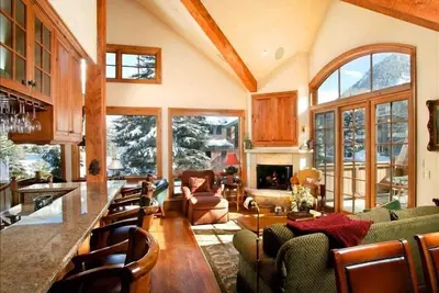 Image de Penthouse W \/ Dynamite Views - # 417 Walk to Lifts & Downtown