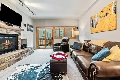 Image de Condo de luxe au seul centre-ville de Breckenridge skis aux pieds et skis aux pieds