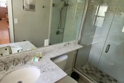 Image de Deux chambres au bord de la piscine dans le quartier des arts de Bayshore