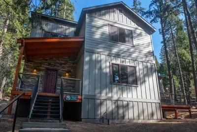 Image de Bienvenue à Boulder Ridge! Venez profiter de cette 3 chambres, 2 salles de bains, 2200 pieds carrés modernes. . .