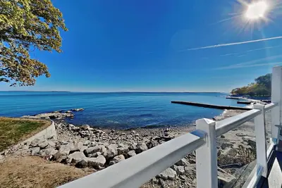 Image de Superbe Lakefront Condo - 4 Br, 2 Ba, Cuisine complète, Waterfront Deck - 10 pers
