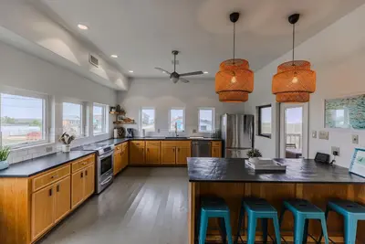 Image de Superbe maison moderne en bord de mer avec vue sur l'océan depuis chaque chambre
