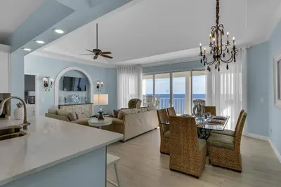 Image de Condo Exquis Penthouse 2 Chambres Avec Chaises De Plage Pour Deux