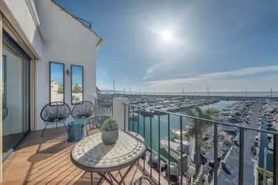 Image de Puerto Banus Front Line Penthouse avec vue sur la mer et la marina