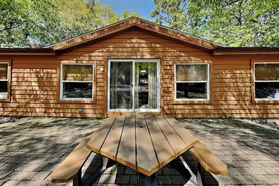 Restez par le Fonds dans ce 3 Br 2 Ba Island Club Accueil qui peut accueillir jusqu'à 10.