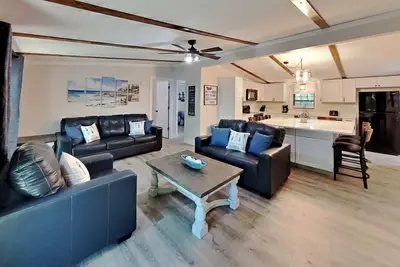 Image de Lot énorme, beaucoup de stationnement, Spacieux Maison pour 10 w / 3 Br & 2 Ba - Island Club
