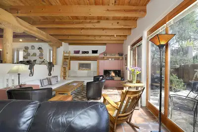 Image de Maison de ville spacieuse avec deux chambres et trois salles de bains - 5 minutes à pied de Canyon Road