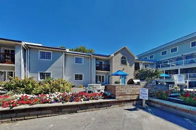 Condo contemporain avec vue sur la piscine avec 2 Br et 2 Ba à côté du développement Lakefront