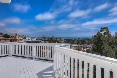 Image de Vue sur l'océan, décoration amusante avec table de billard et emplacement idéal à proximité de la plage et du port.