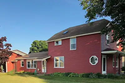 Image de Big Red une maison historique récemment rénovée de 4 chambres au coeur du Grand Marais!