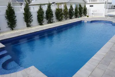 Image de Nouvelle Piscine De 40 Pieds Pour 2019! Foyer, terrasses, lumière naturelle et belles vues sur l'eau