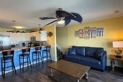 Image de Impressionnant 3 Br Condo Situé directement sur le lac Érié avec piscine - 10 pers max