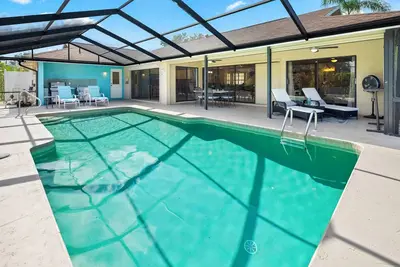Image de Belle 3 chambres, 2 salles de bain, piscine à la maison à quelques pas du golfe et de Bonita Beach!