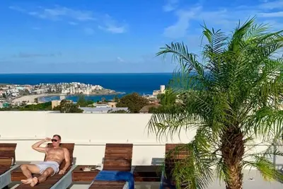 Image de Studio 10 au coeur de Bondi avec balcon et piscine commune sur le toit