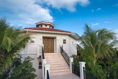 Image de Karana Luxury Penthouse Loft - Sur la plage - Vue sur l'océan et Breeze - Piscine - Confidentialité