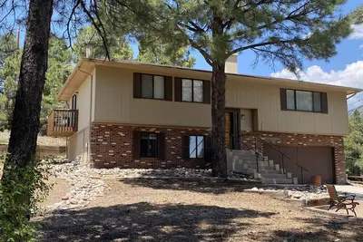 Image de Grande maison entièrement meublée par le terrain de golf dans les pins frais
