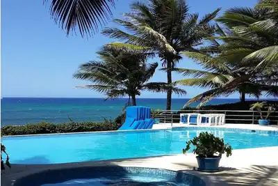 Image de Villa en bord de mer avec piscine à débordement et jacuzzi