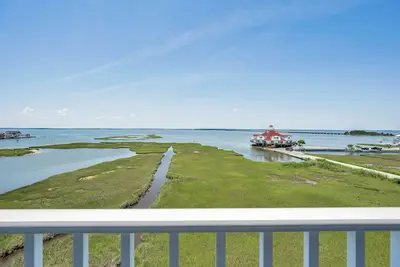 Image de Magnifique condo de 3 chambres à coucher, situé en plein centre-ville et vue imprenable sur la baie!
