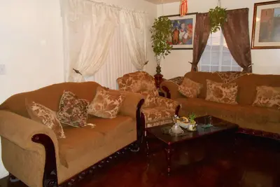 Image de Impressionnant appartement 1Br / 1Ba entièrement à vous, situé à Los Angeles, Californie.